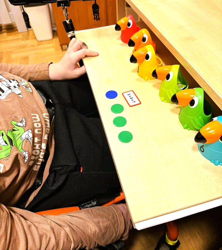 chłopiec podczas zajęć terapeutycznych