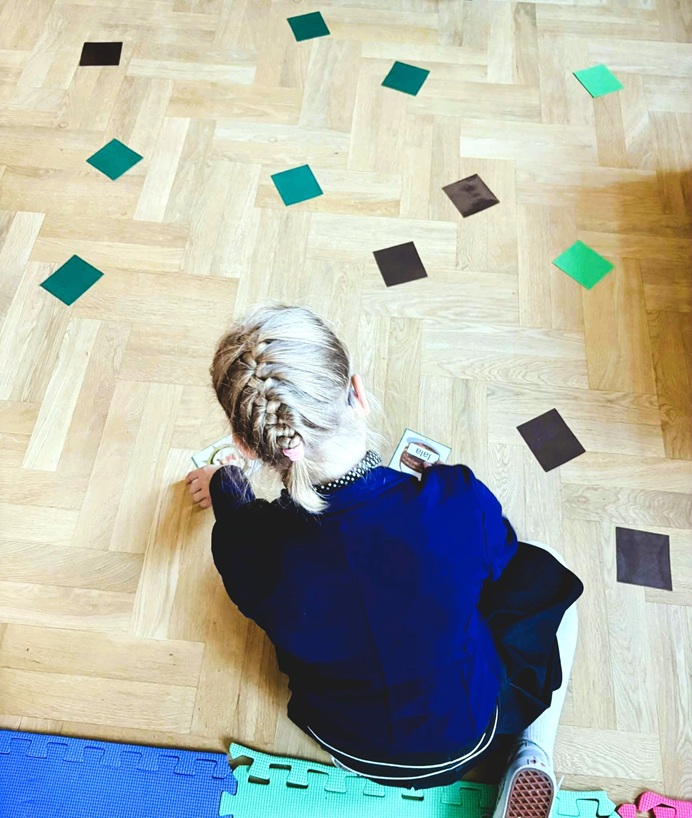 dziewczynka podczas zajęć terapeutycznych