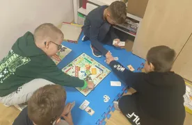 Uczniowie grający w monopol