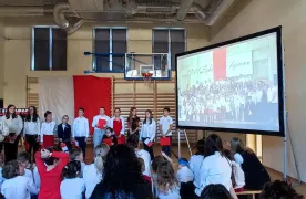 Uczniowie podczas apelu z okazji Narodowego Święta Niepodległości