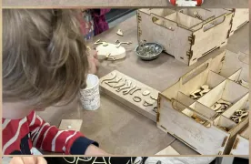 Kolaż zdjęć przedszkolaków robiących stwory z drewna