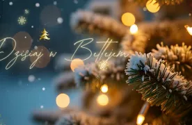 fragment filmiku przedstawiający tytuł i choinkę z lampakmi