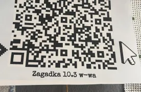 kod QR umieszczony do tablicy