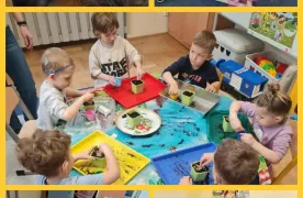 Dzieci bawią się i uczą poprzez gry matematyczne oraz układanki na dywanie