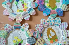 Kolorowe ozdoby wielkanocne wykonane z papierowych talerzyków i dekoracyjnych jajek