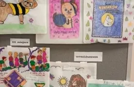 Tablica z nagrodzonymi pracami uczniów wykonanymi w ramach konkursu „Moja ulubiona książka”.