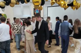 bal ósmoklasisty - uczniowie tańczą z nauczycielami poloneza