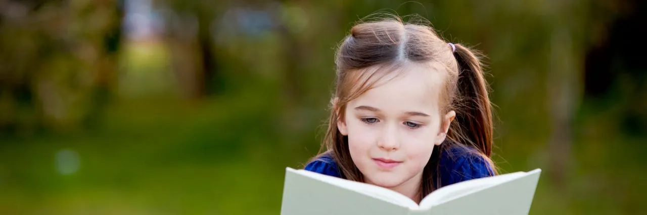 dziecko czyta książkę