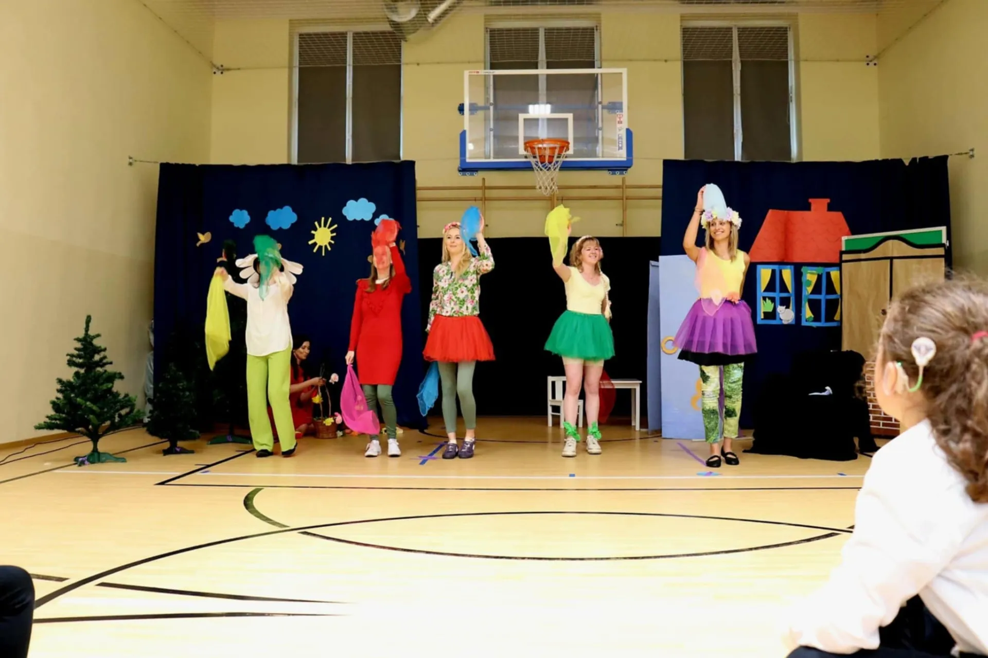 Rodzice przedszkolaków na scenie