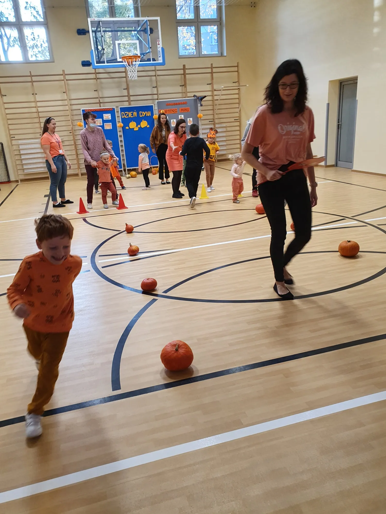 bawiące się dzieci