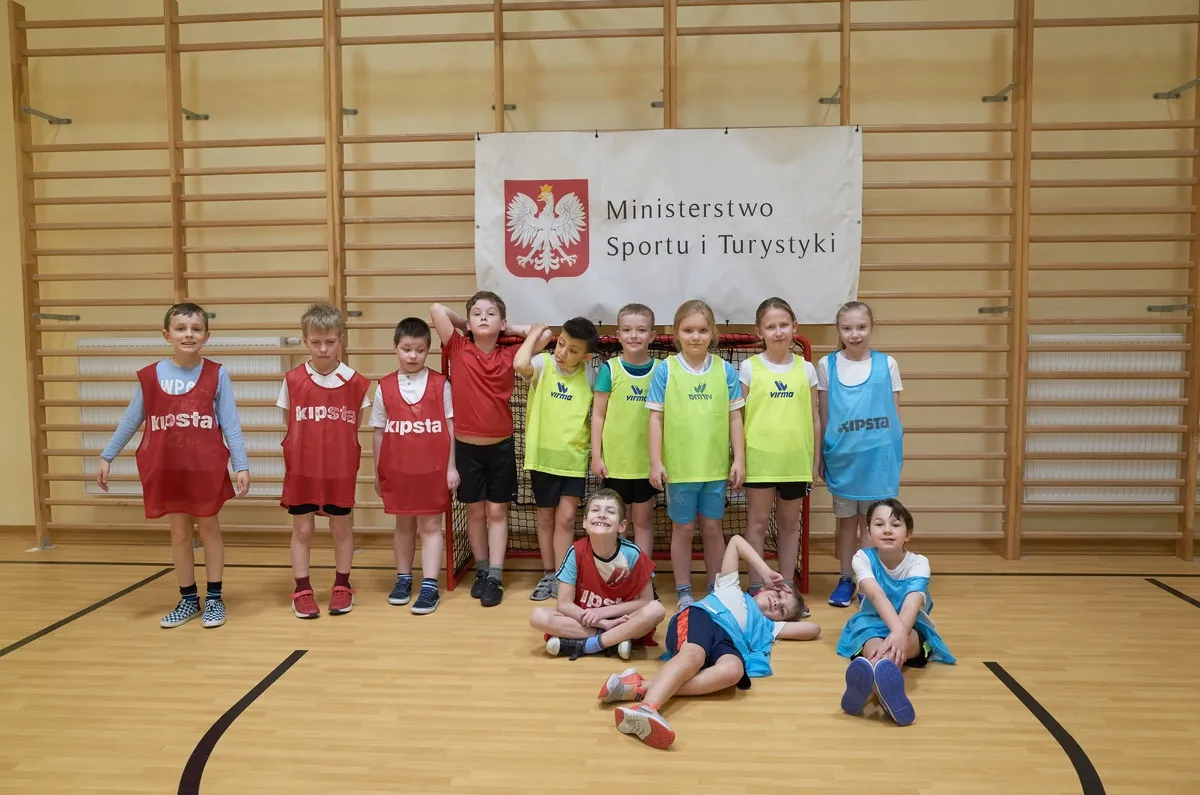 Uczniowie biorący udział w turnieju