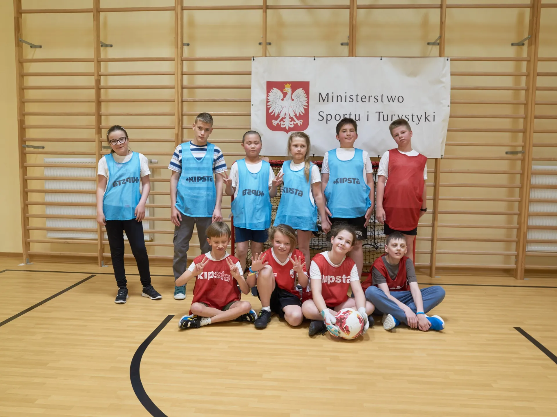 Uczniowie biorący udział w turnieju