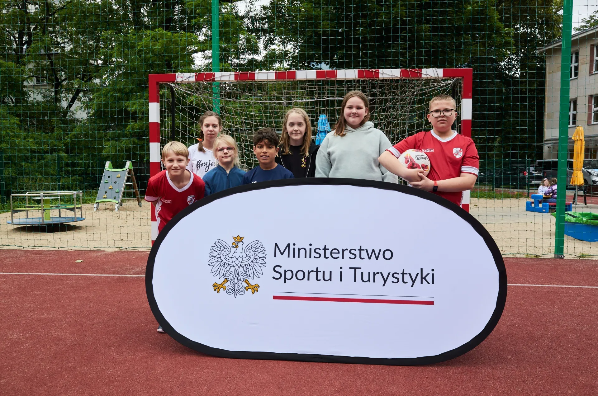 Uczniowie biorący udział w turnieju