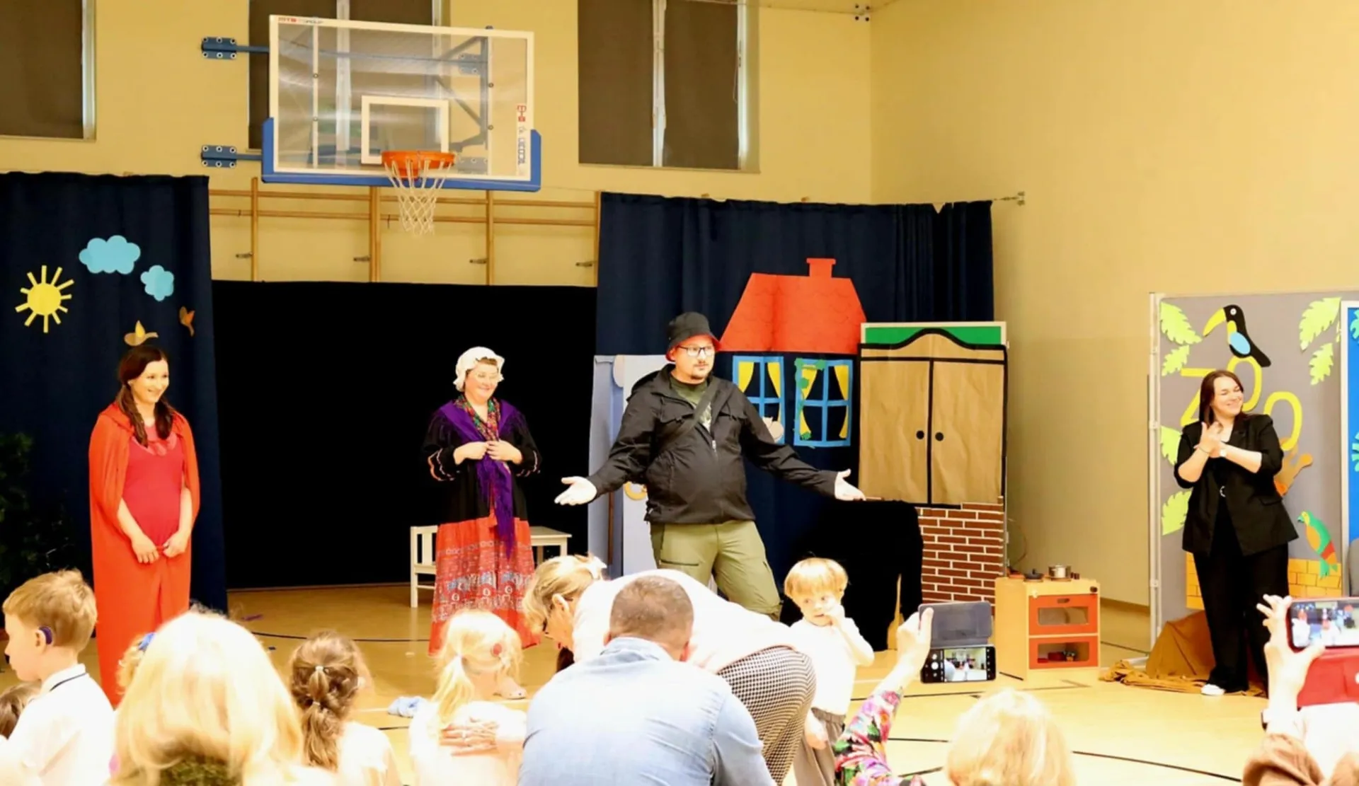 Rodzice przedszkolaków na scenie