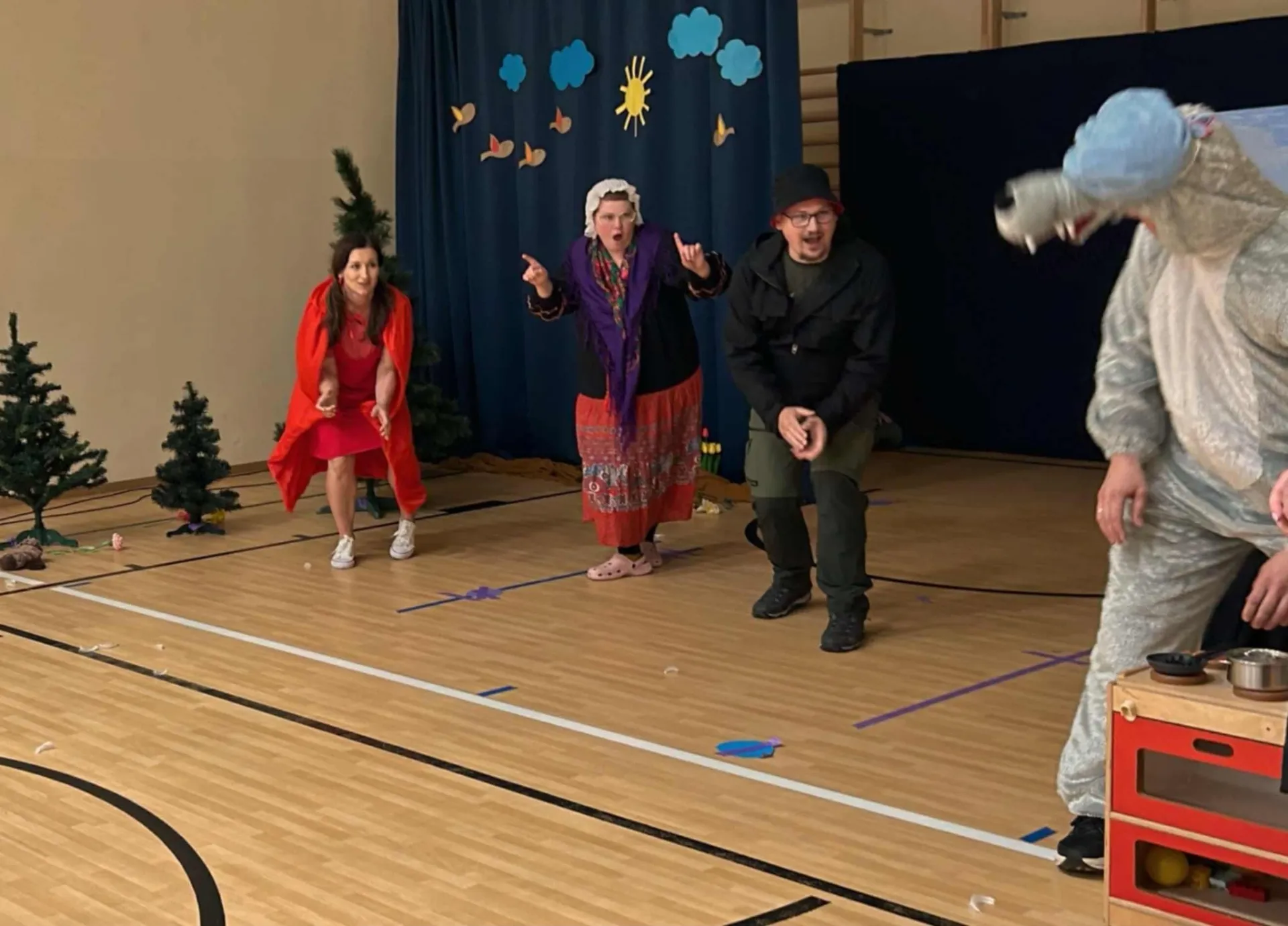 Rodzice przedszkolaków na scenie