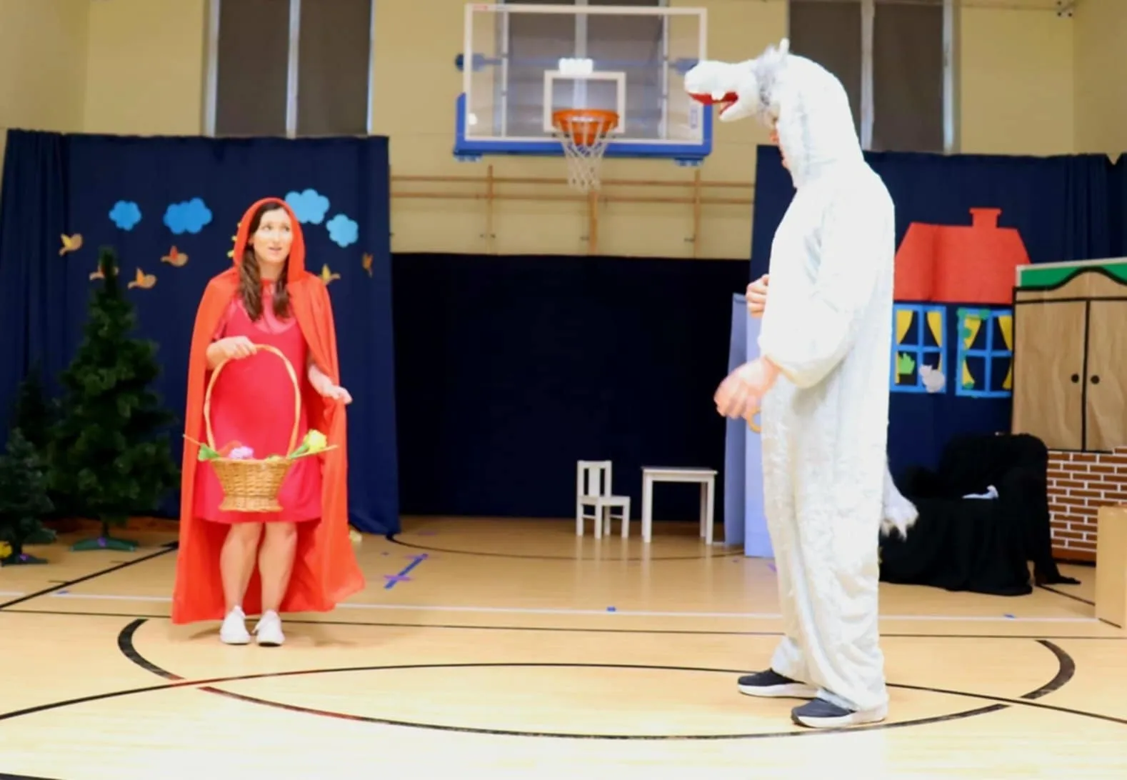 Rodzice przedszkolaków na scenie