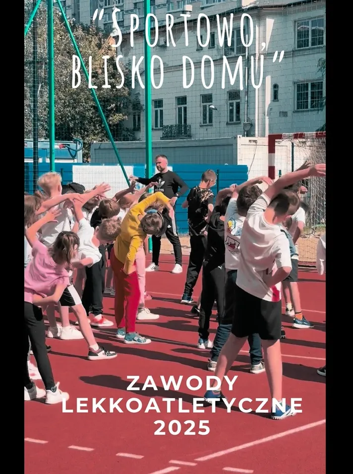 Dzieci ćwiczą na boisku szkolnym