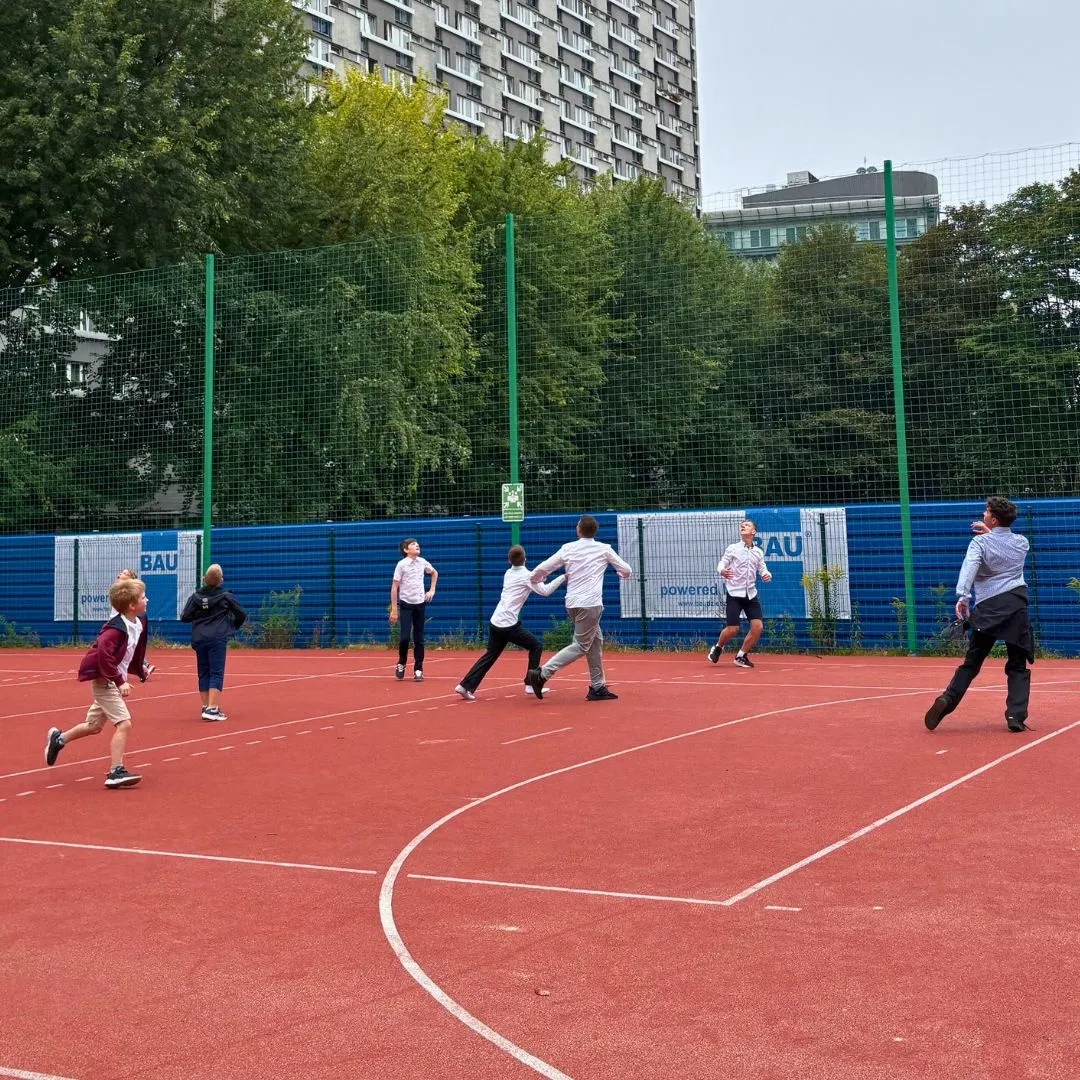 Uczniowie grający w piłkę nożną