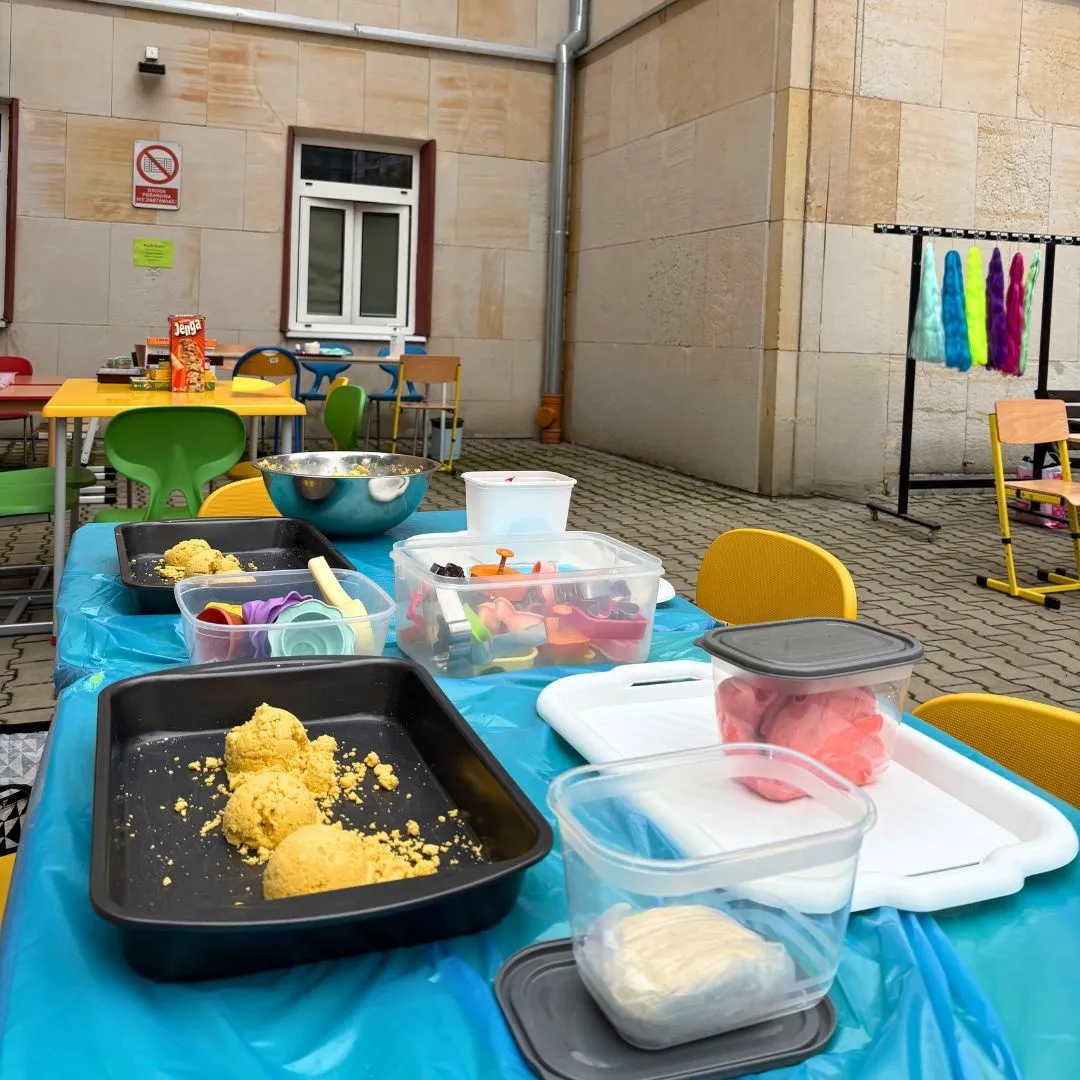 Przygotowane stanowisko z masami sensorycznymi