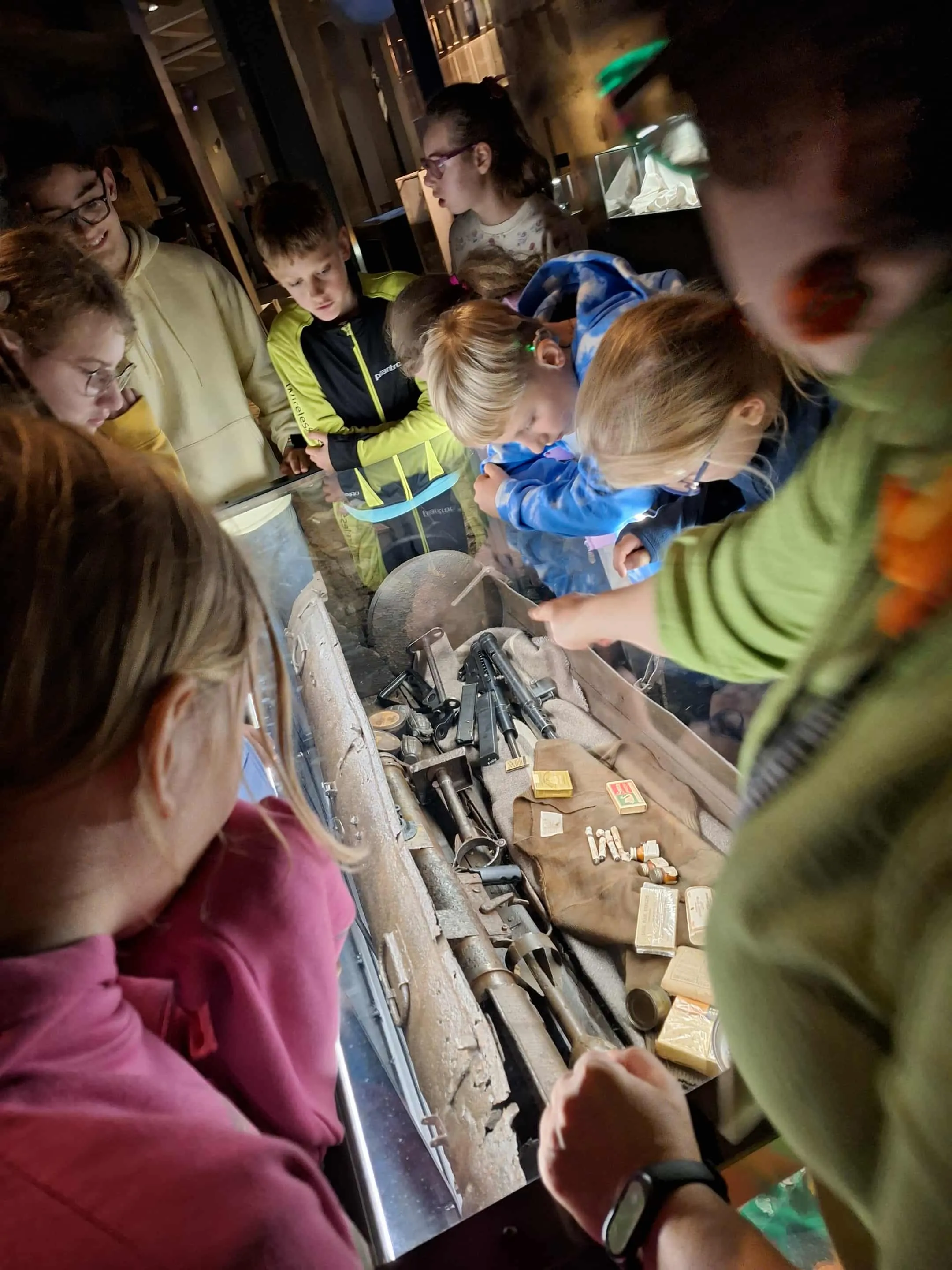 Uczniowie oglądający zabytkową broń