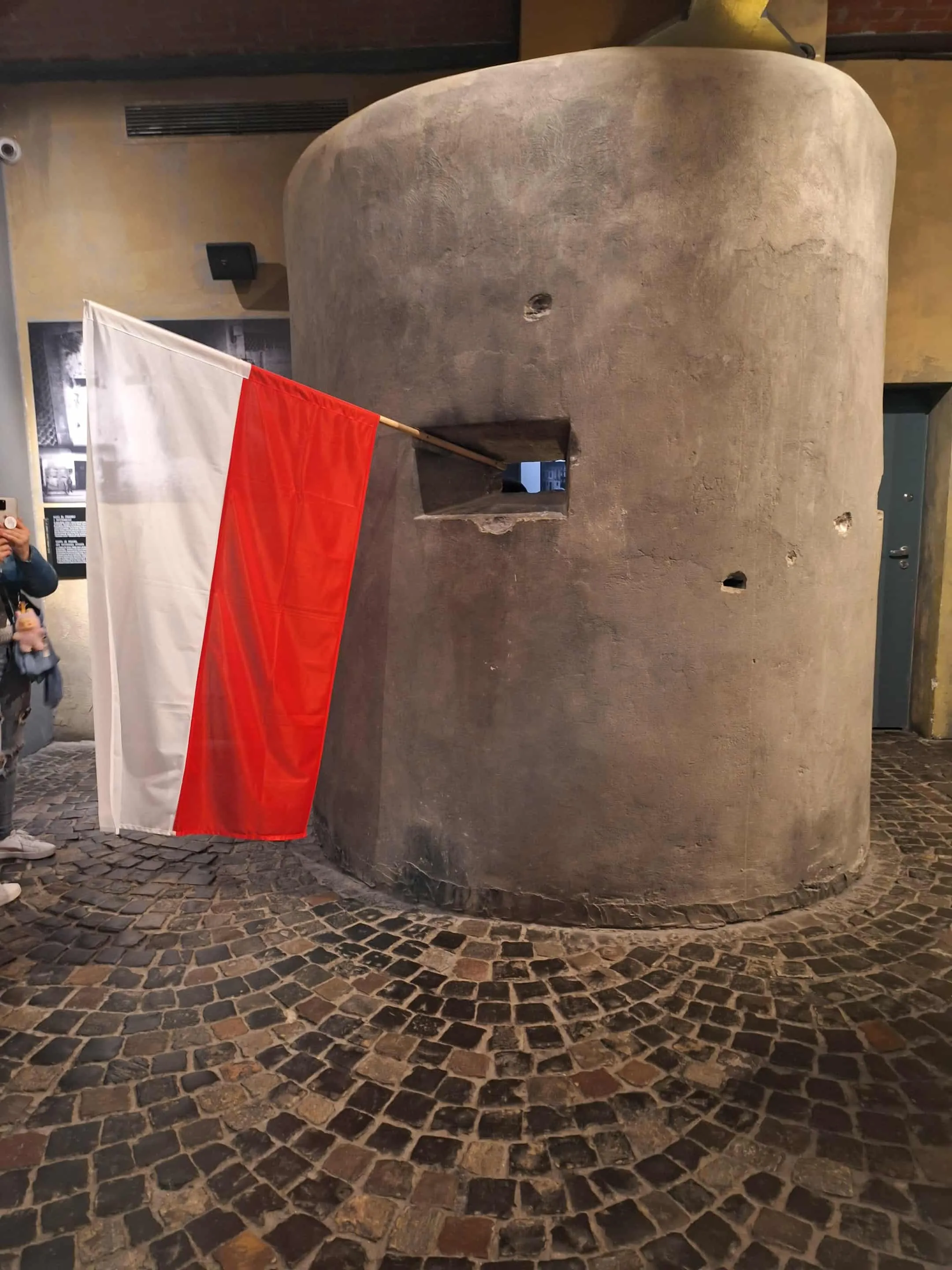 Flaga Polski wystająca z budynku