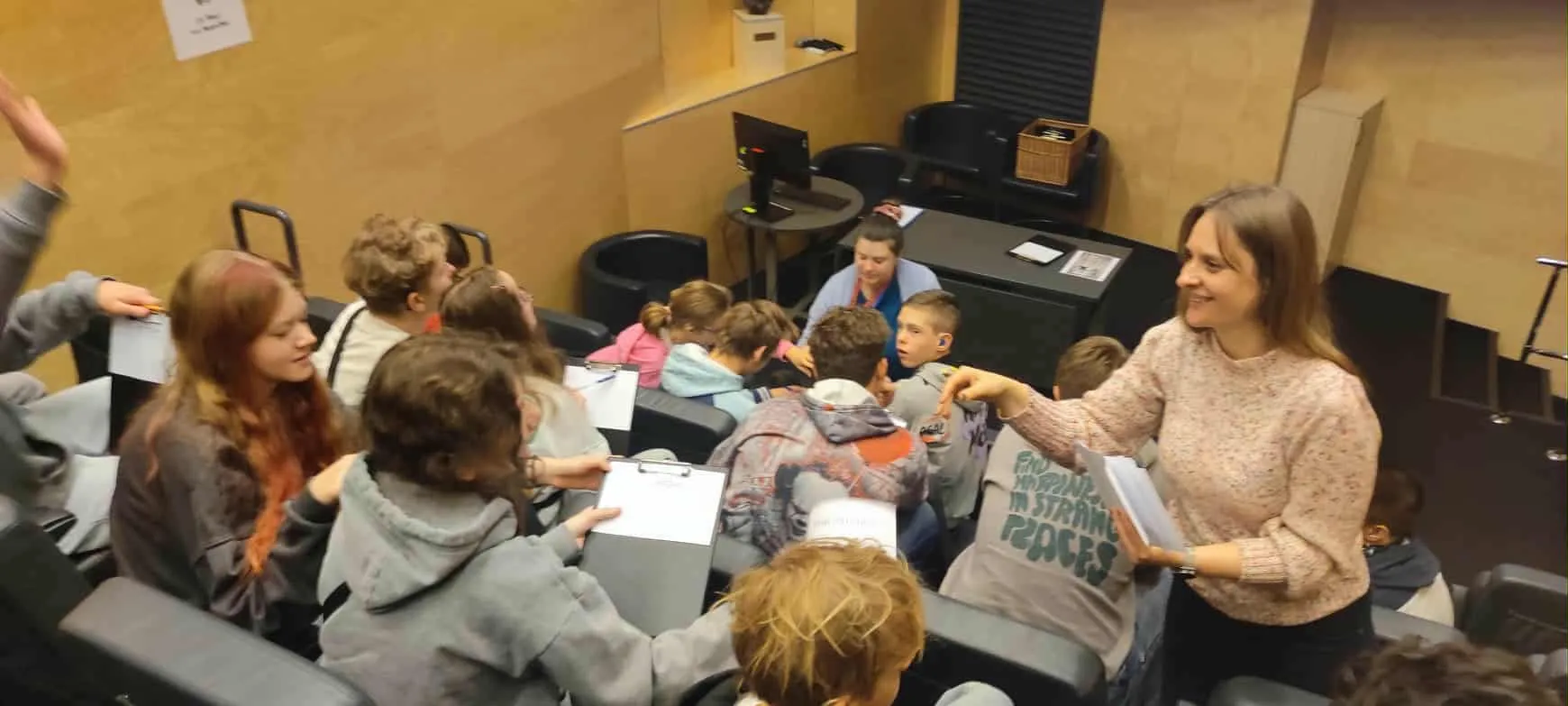 Uczniowie rozwiązujący łamigłówkę