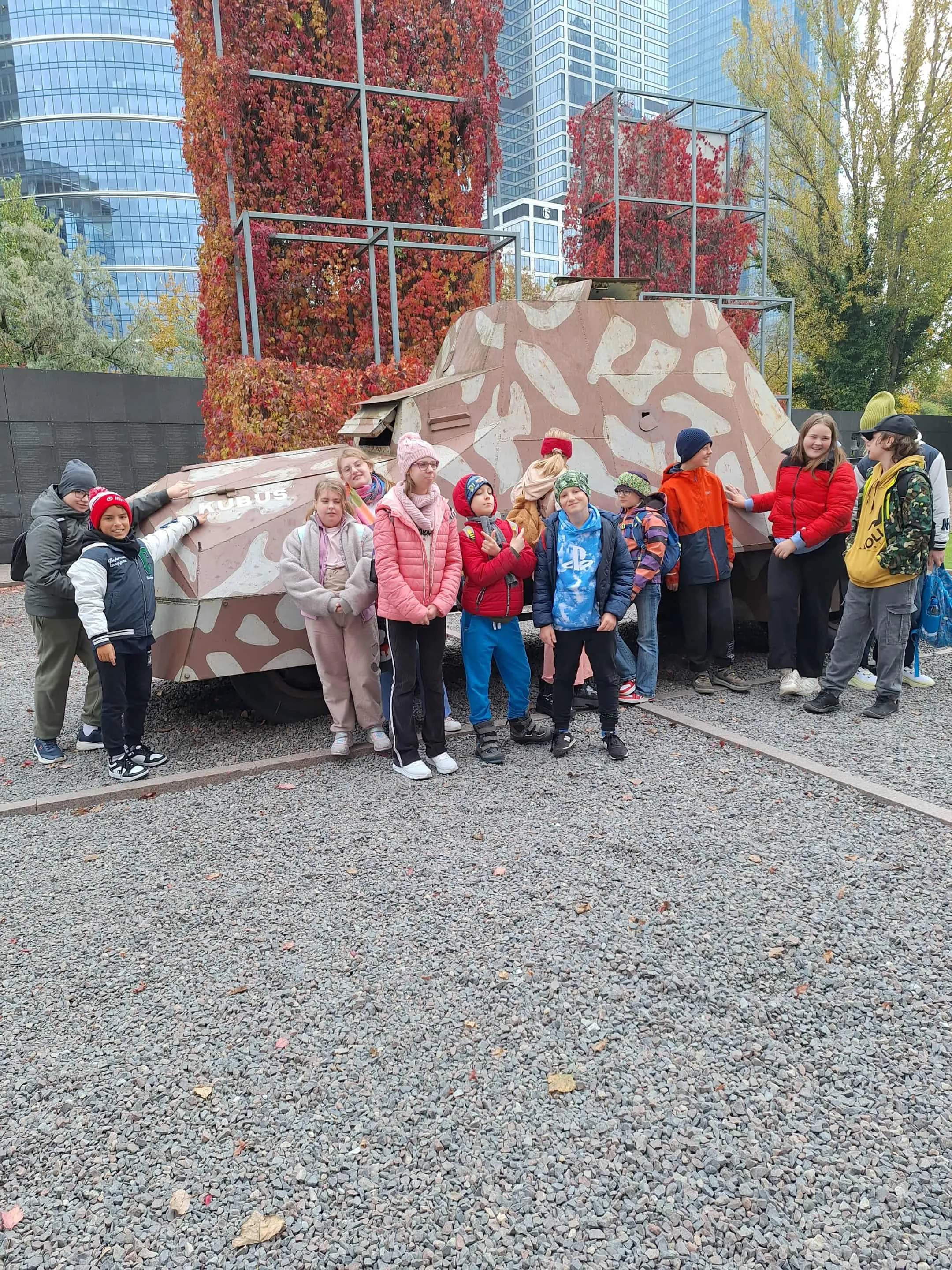 Uczniowie przy pojeździe wojskowym