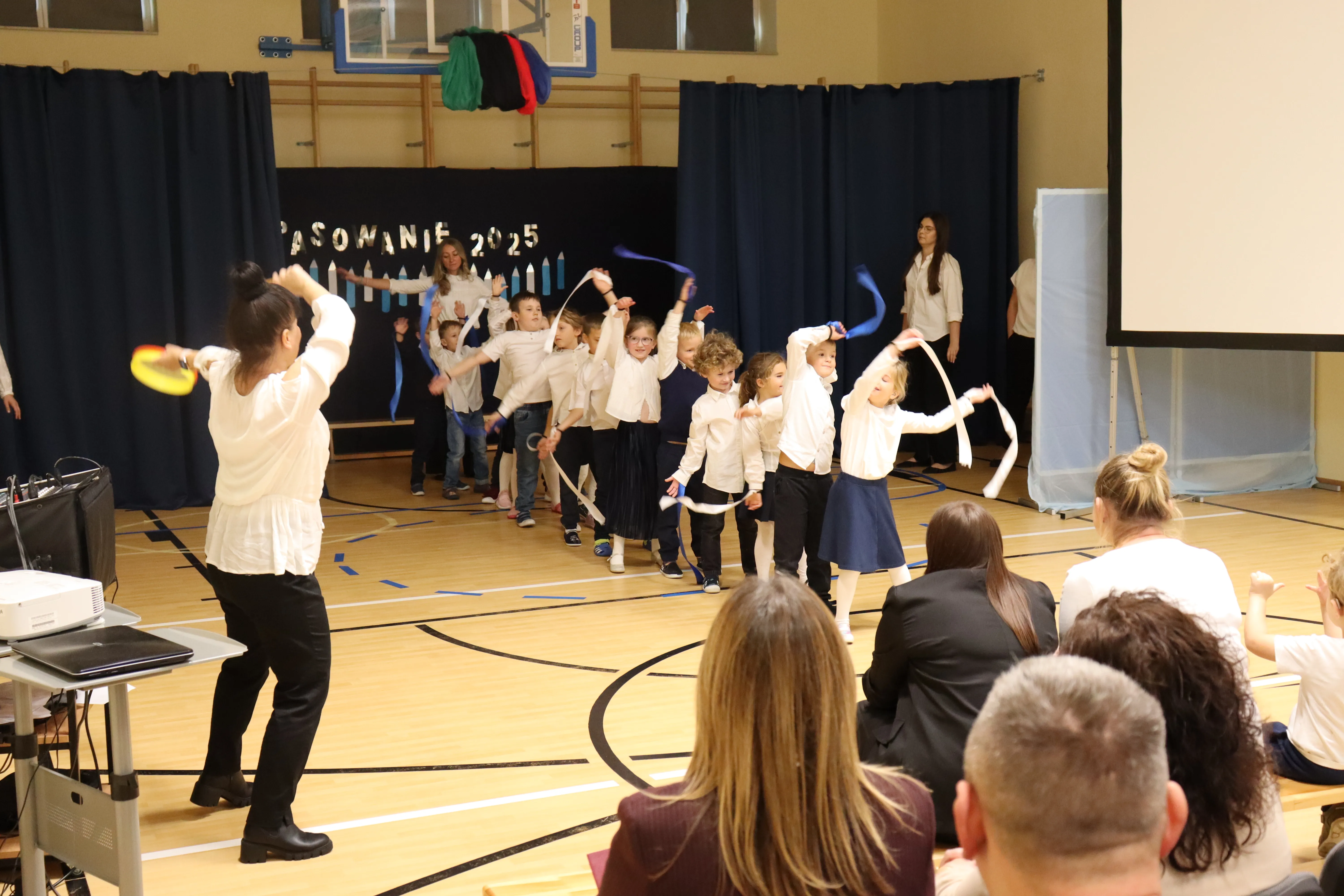 Przedszkolaki podczas występu na pasowanie