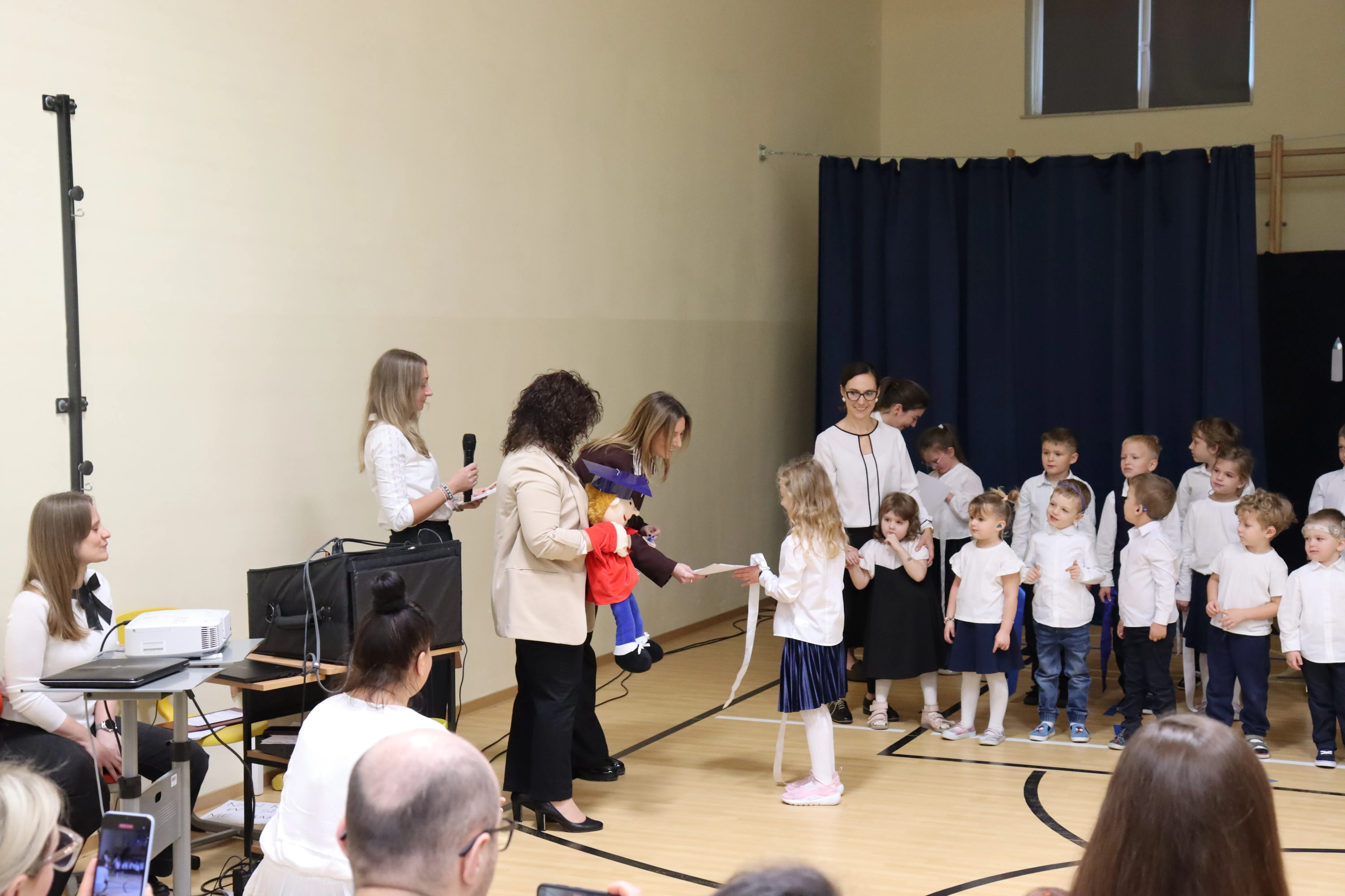 Przedszkolaki podczas występu na pasowanie