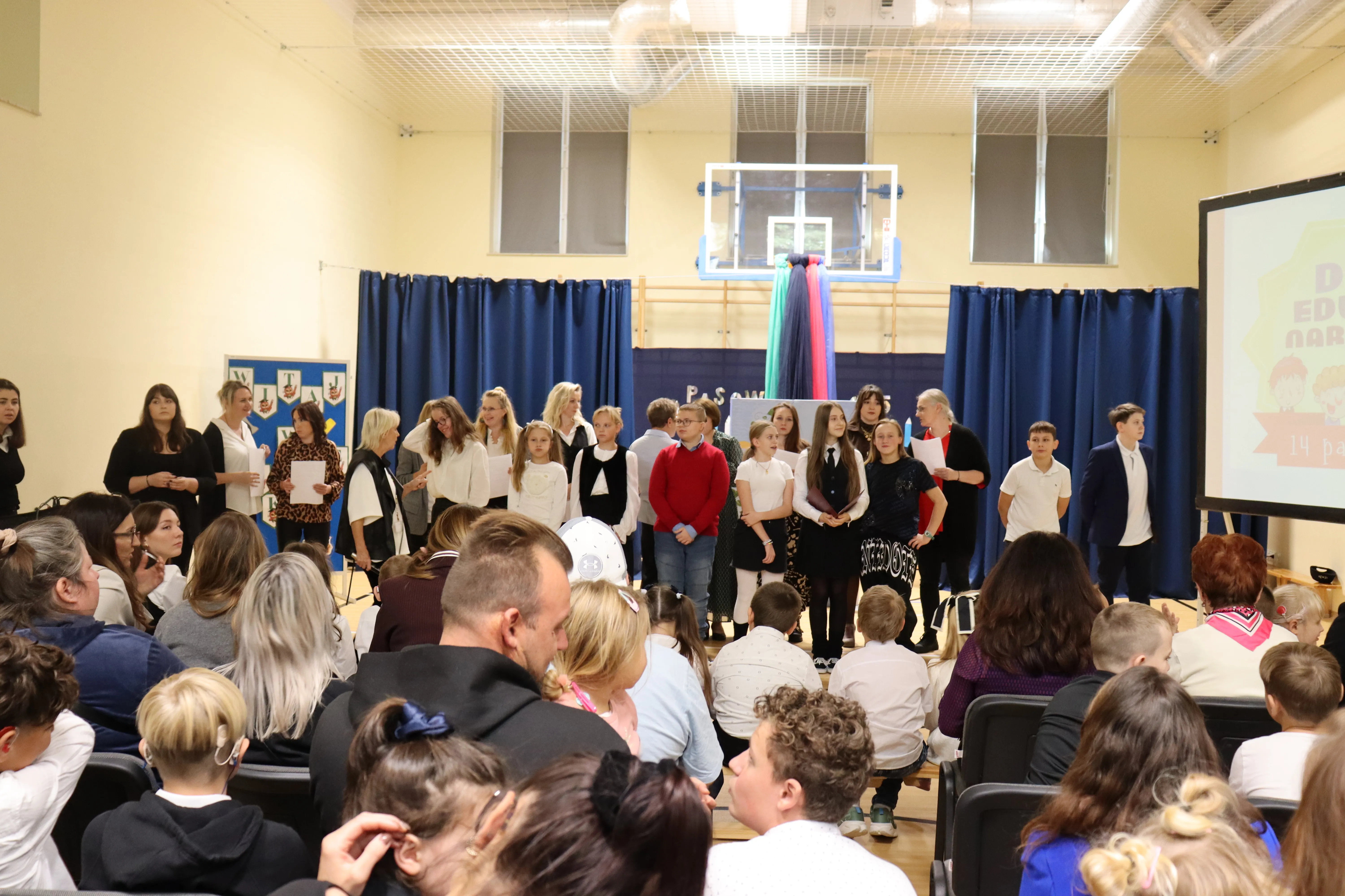 Uczniowie podczas przedstawienia 