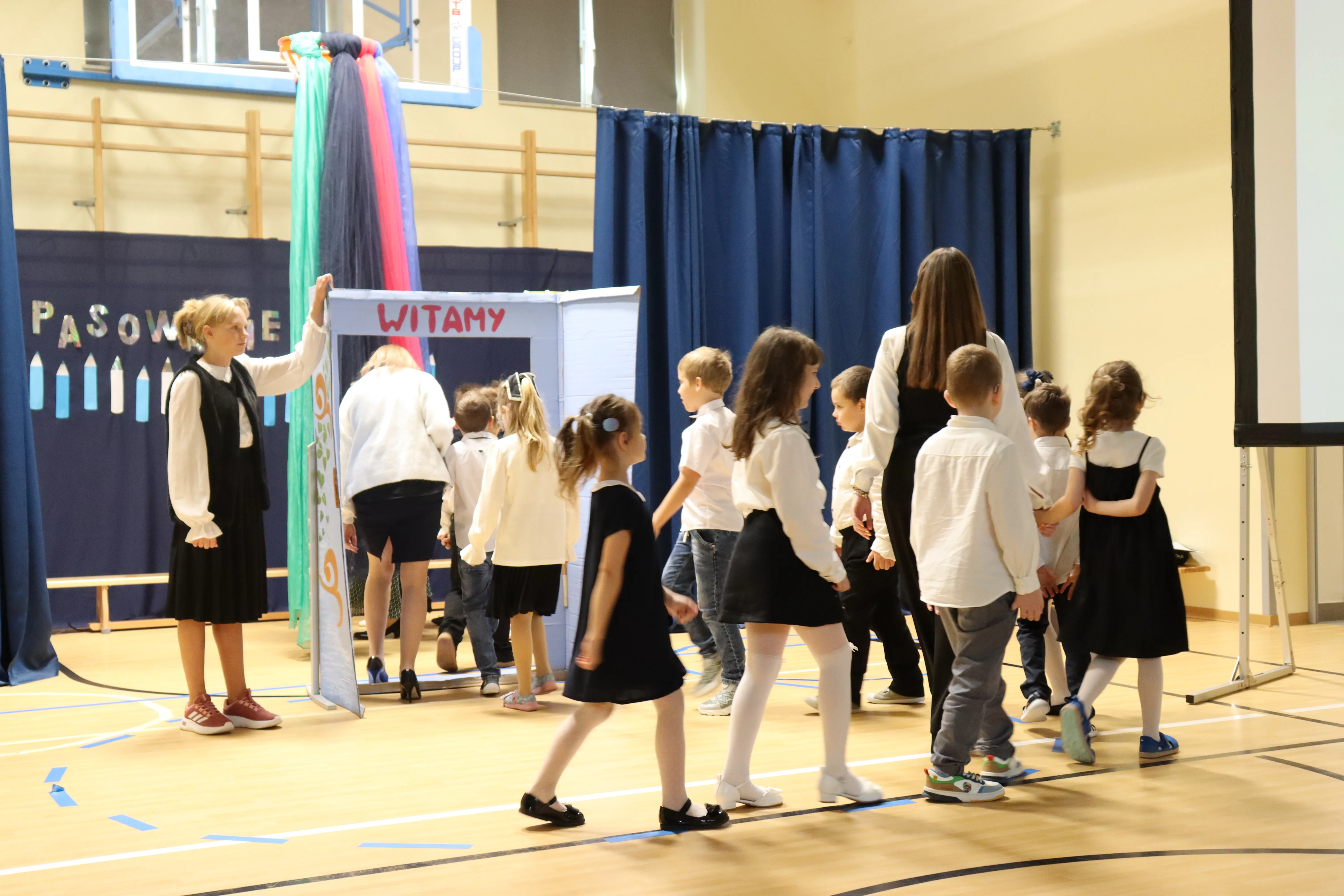 Uczniowie z klasy 1 przechącycy przez drzwi