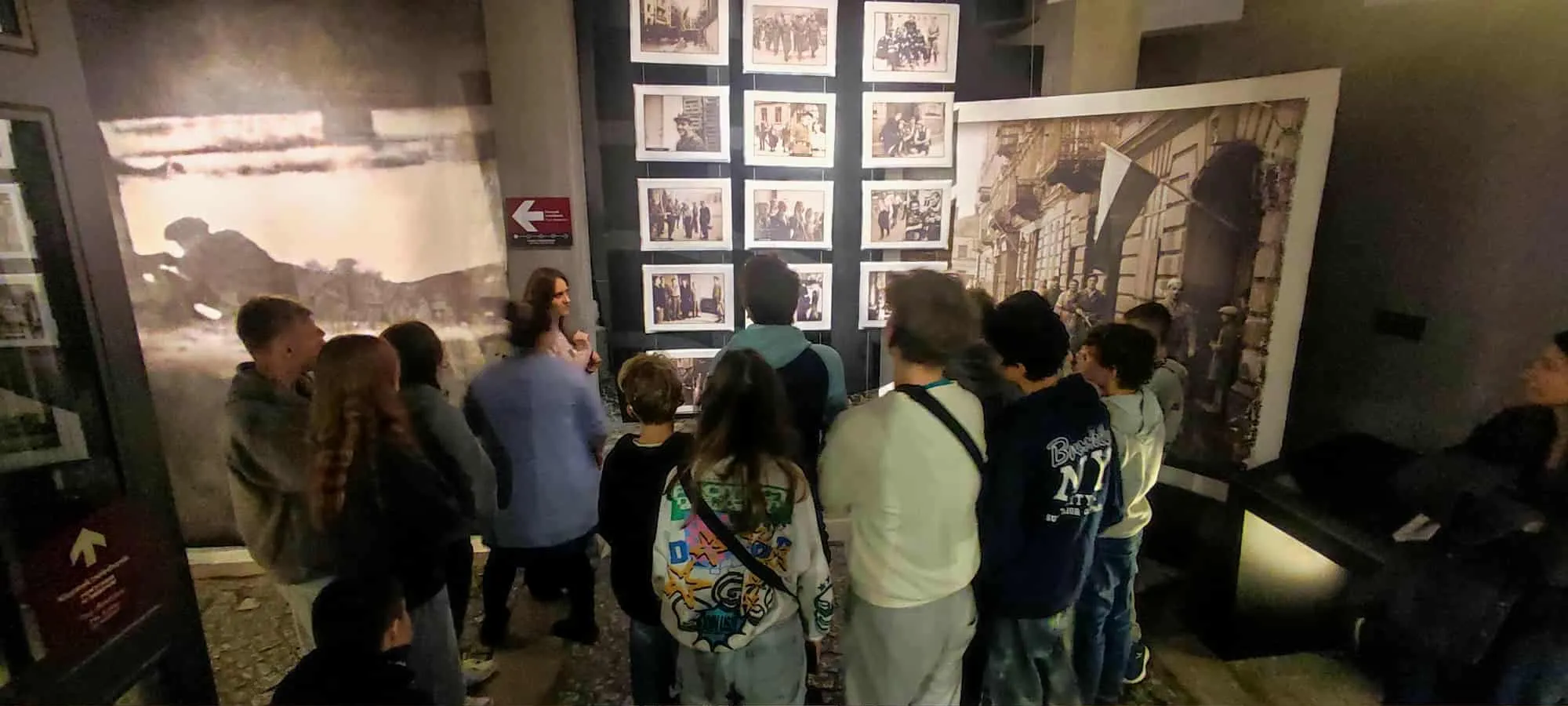 Uczniowie oglądający stare zdjęcia