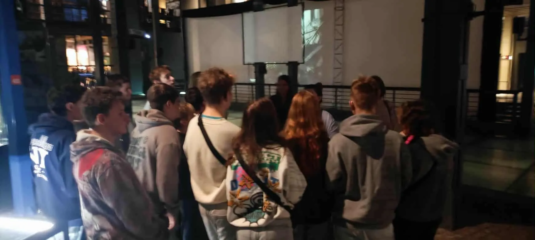 Uczniowie słuchający przewodnika