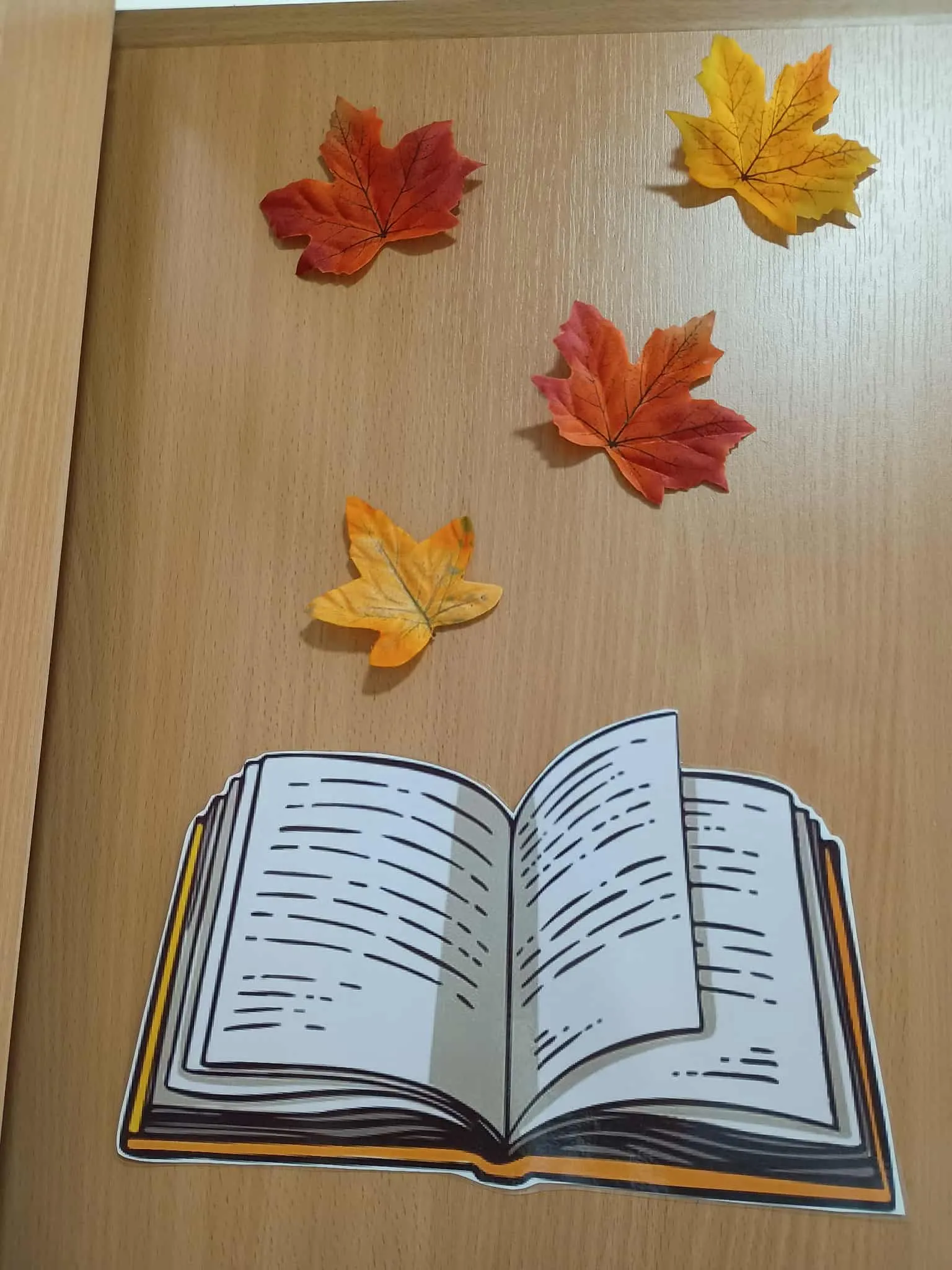 Ozdoba z książką i liśćmi