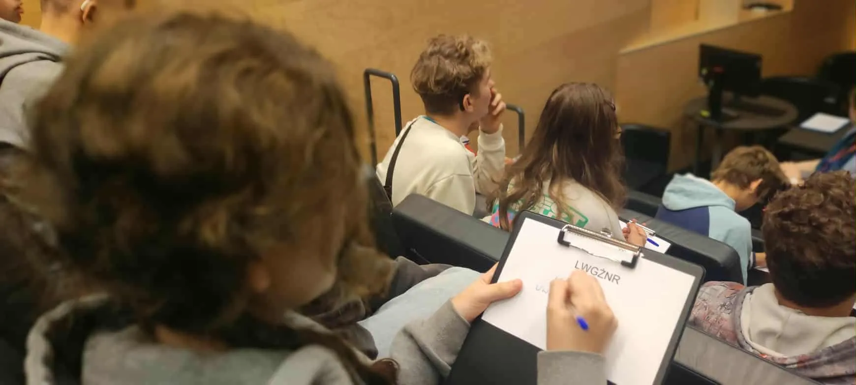 Uczniowie rozwiązujący łamigłówkę