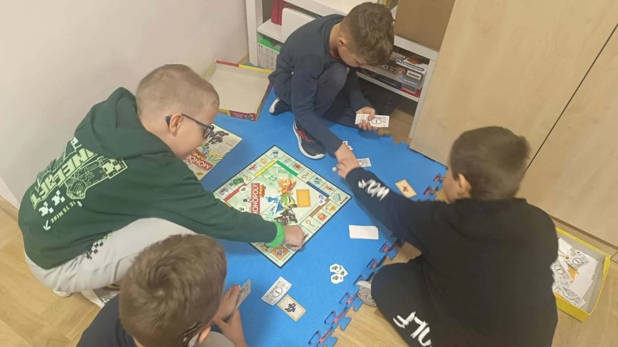 Uczniowie grający w monopol