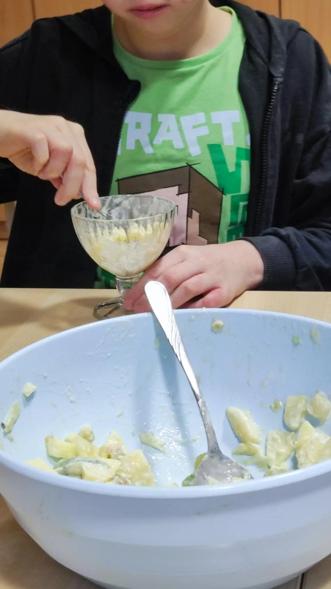 Uczeń jedzący sałatkę 