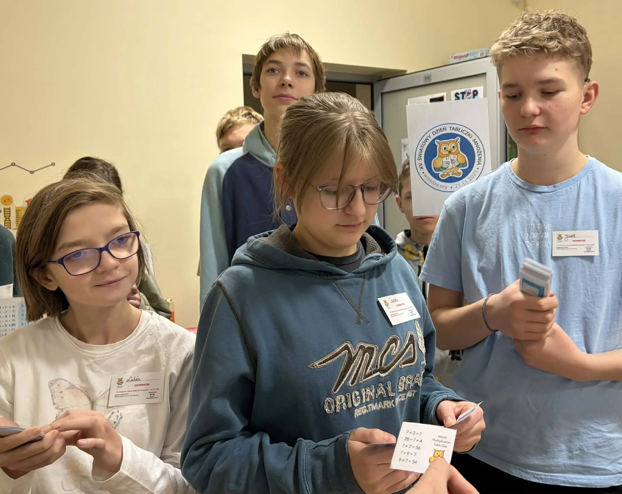 Delegacja uczniów sprawdzająca znajomość tabliczki uczniów wśród pracowników szkoły