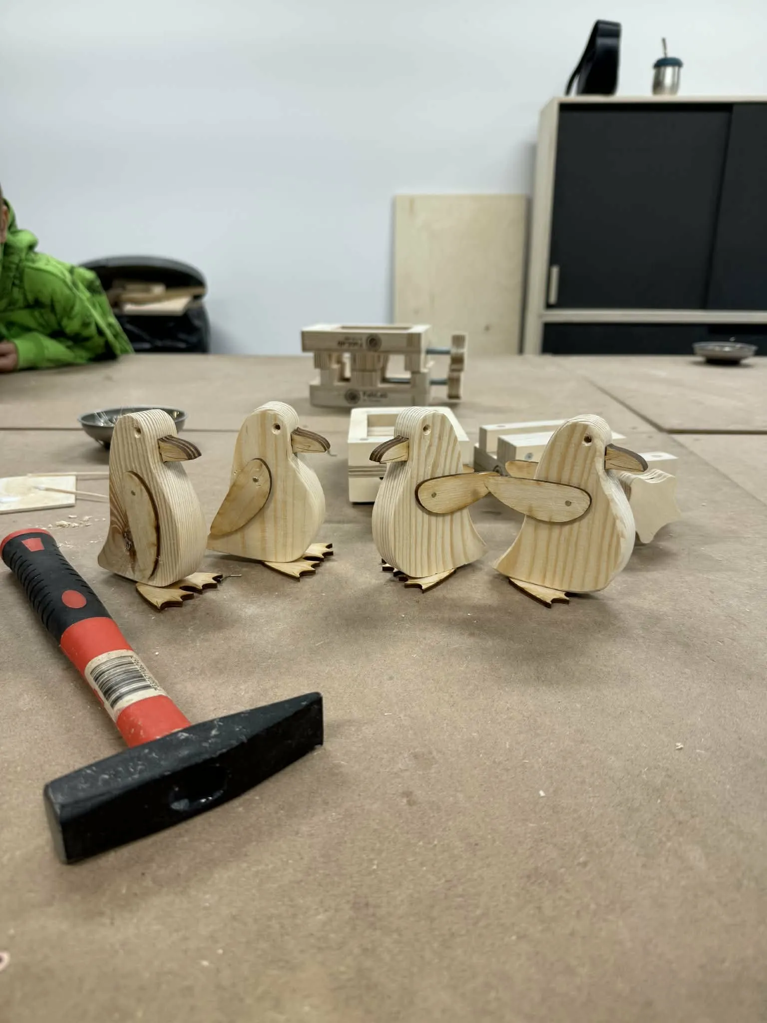 Pingwiny z drewna zrobione przez dzieci