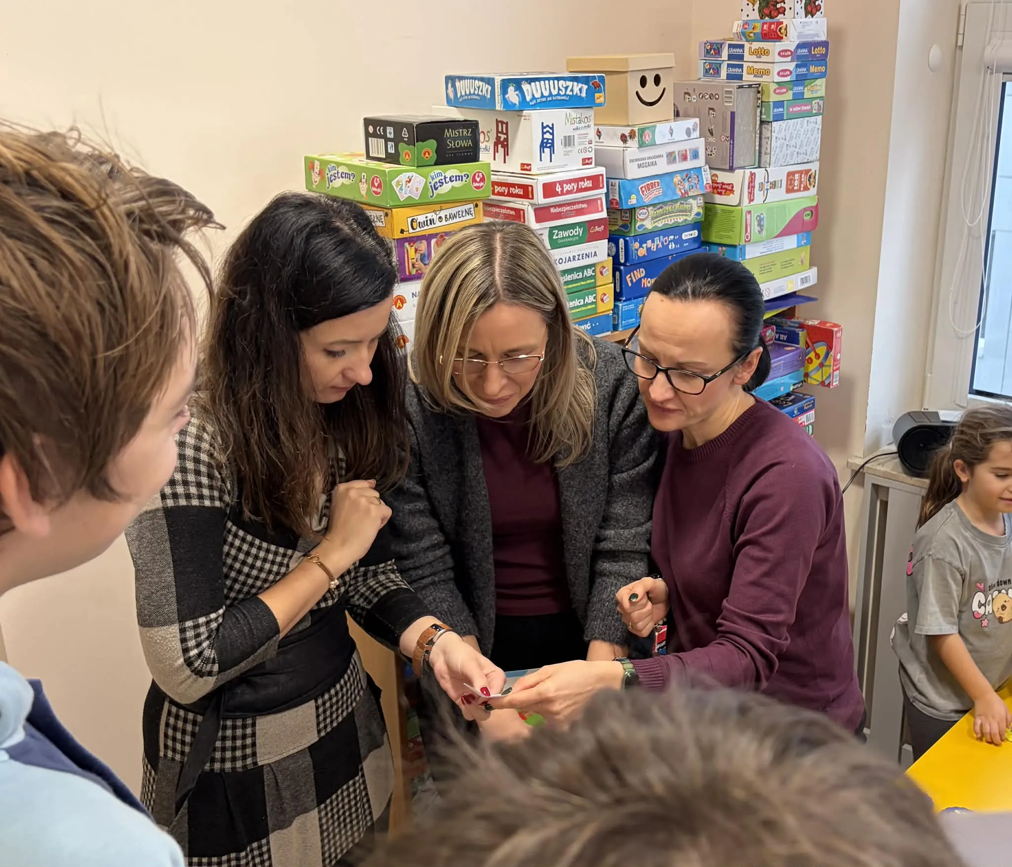 Delegacja uczniów sprawdzająca znajomość tabliczki uczniów wśród pracowników szkoły