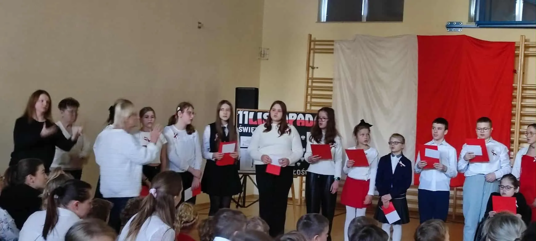 Uczniowie podczas apelu z okazji Narodowego Święta Niepodległości