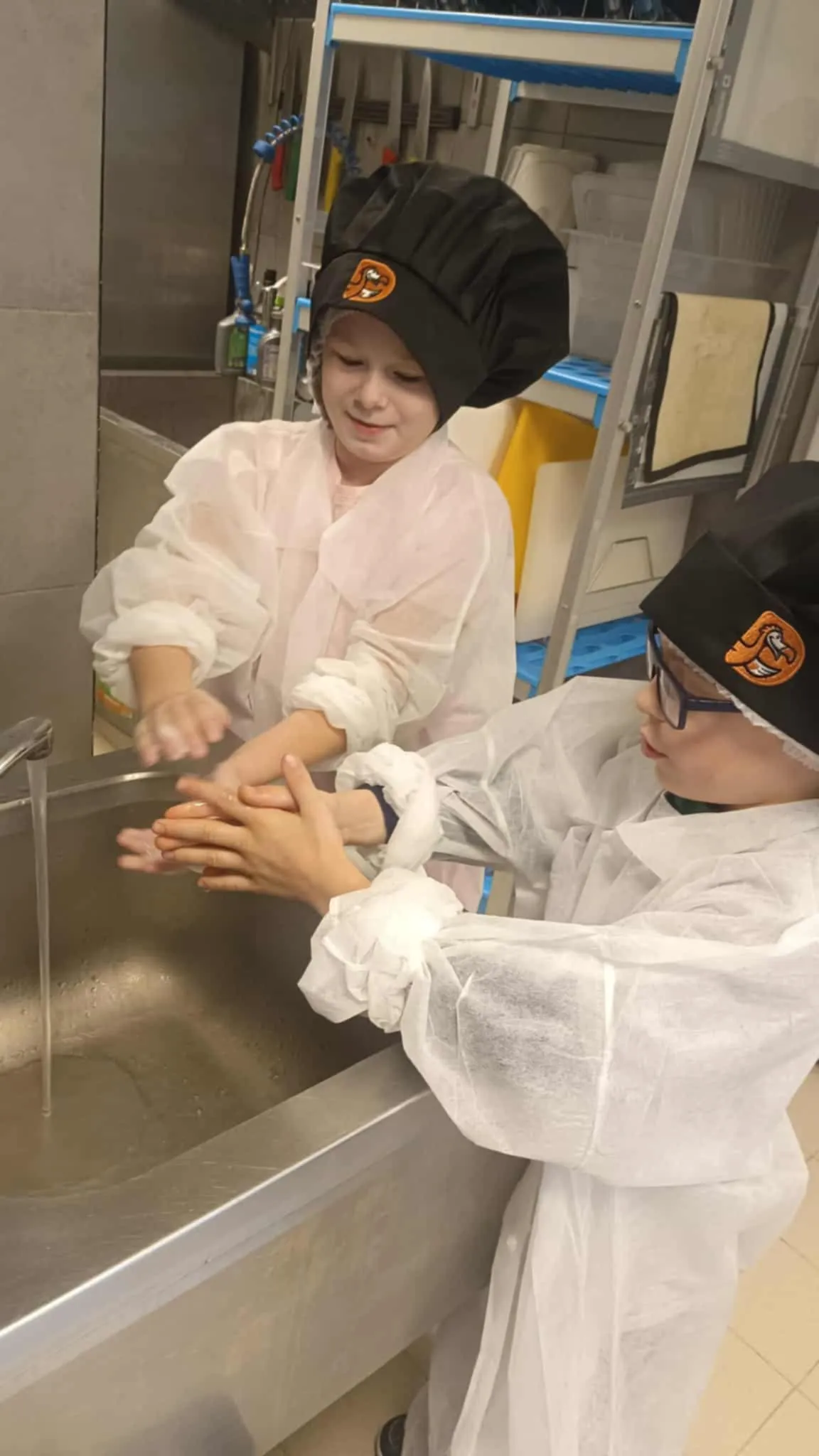 Uczniowie myjący ręce