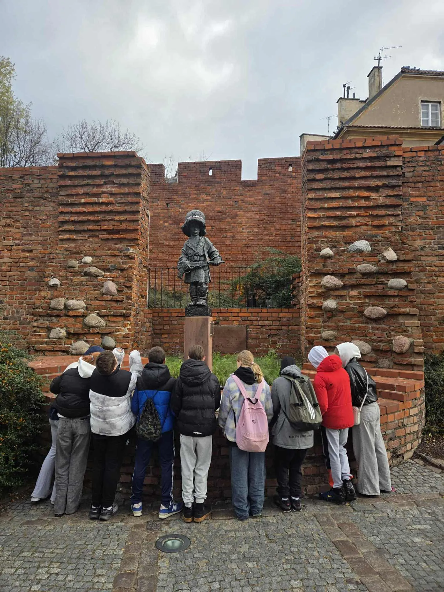 Uczniowie odwiedzają groby zasłużonych