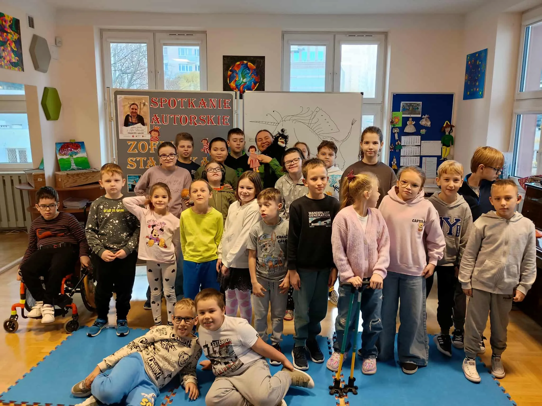 Zdjęcie grupowe uczniów biorących udział w spotkaniu z autorką