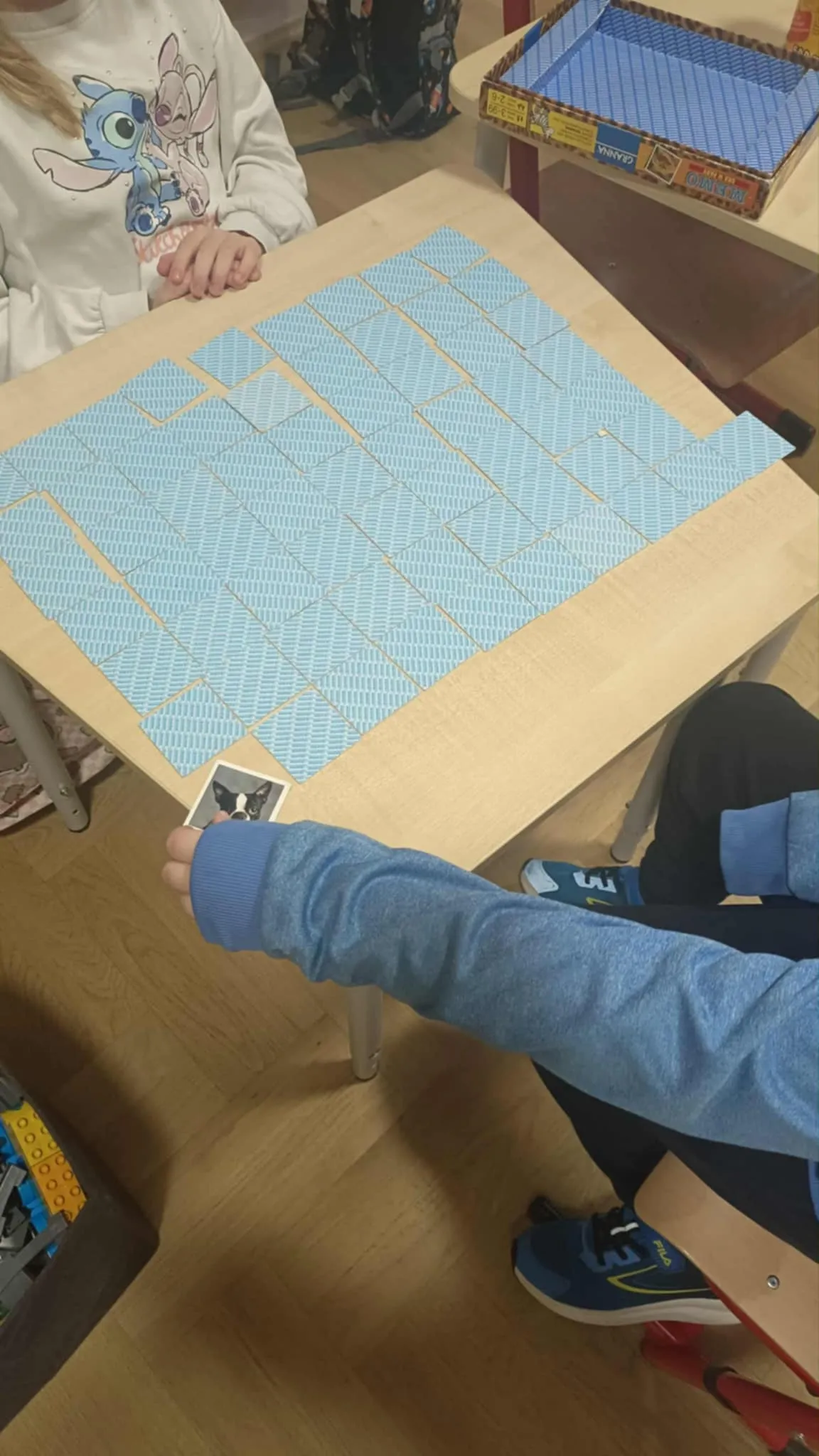 Uczniowie grający w memory