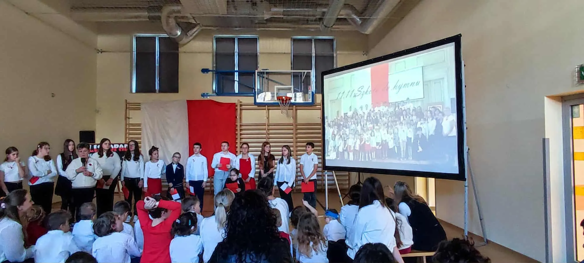 Uczniowie podczas apelu z okazji Narodowego Święta Niepodległości