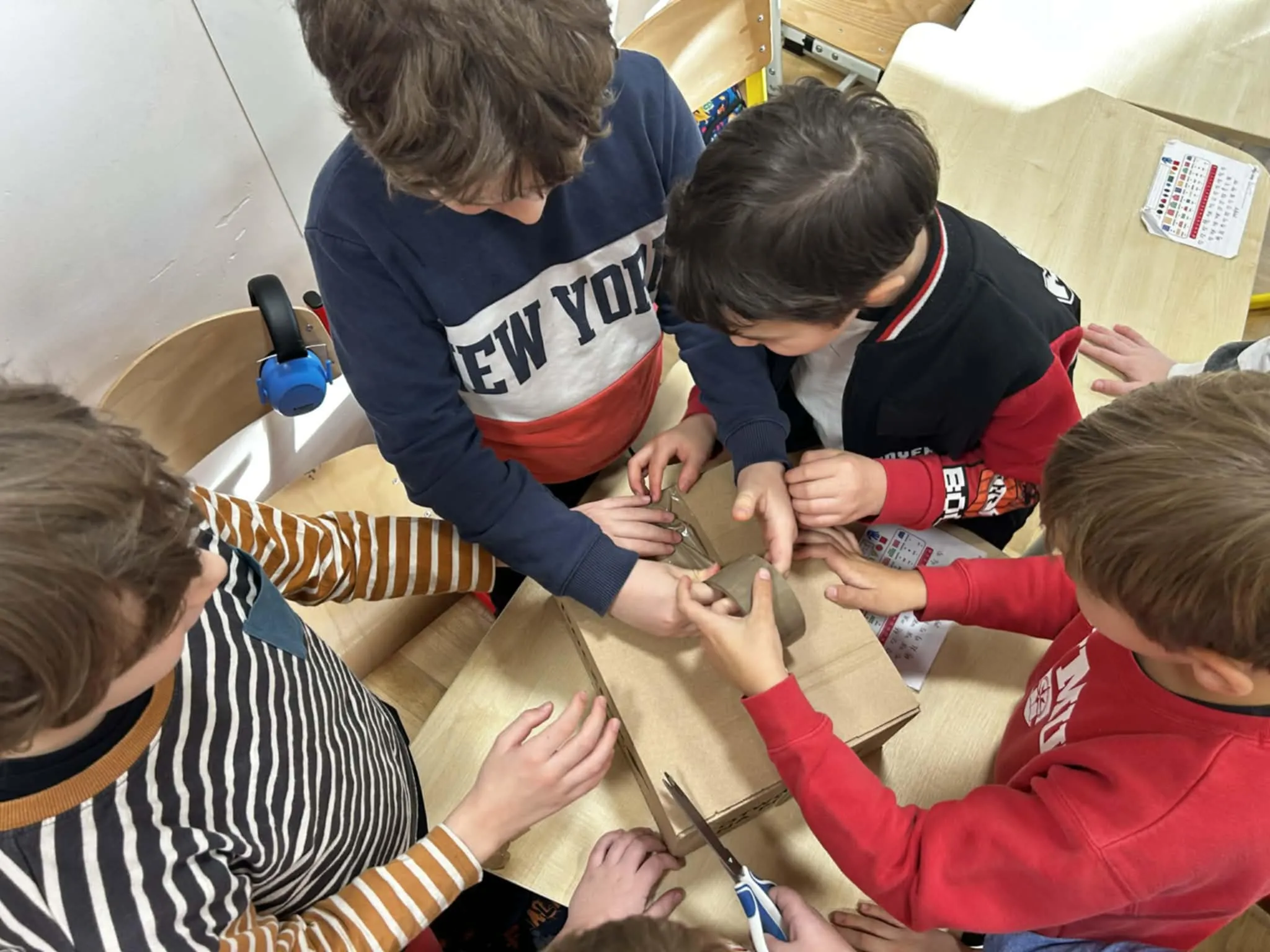 Uczniowie pakujący prezent