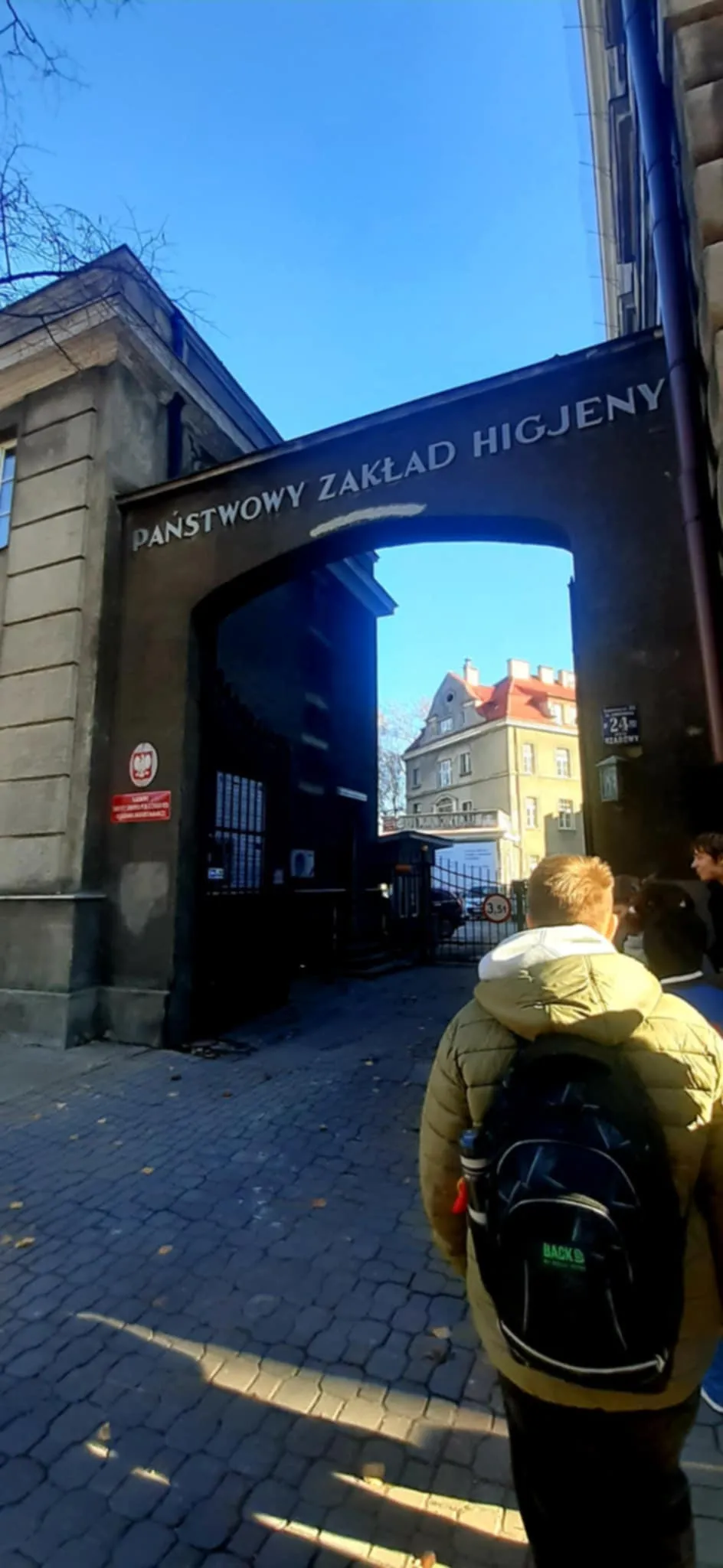 Uczniowie idący do Państwowego Zakładu Higieny 
