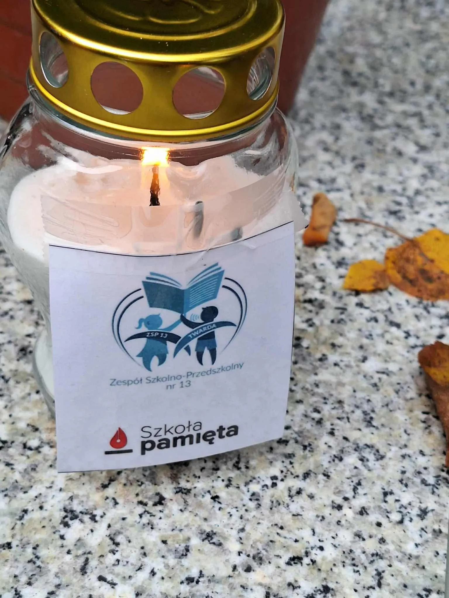 Uczniowie odwiedzają groby zasłużonych