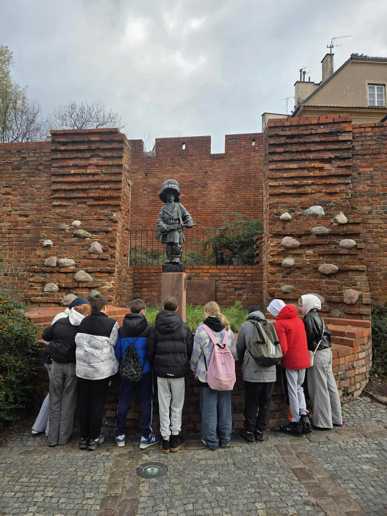 Uczniowie odwiedzają groby zasłużonych